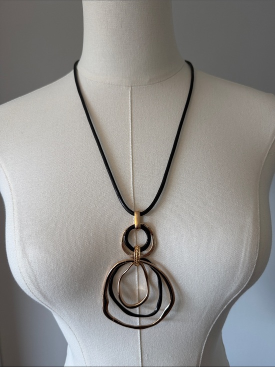 SHEIN Jewelry - Geometric Contemporary Gold and Black Metal Circle Statement Pendant Necklace